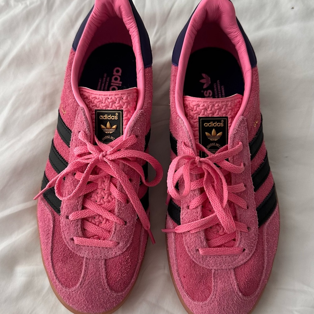Hot pink Adidas gazelle W 8.5 never worn!